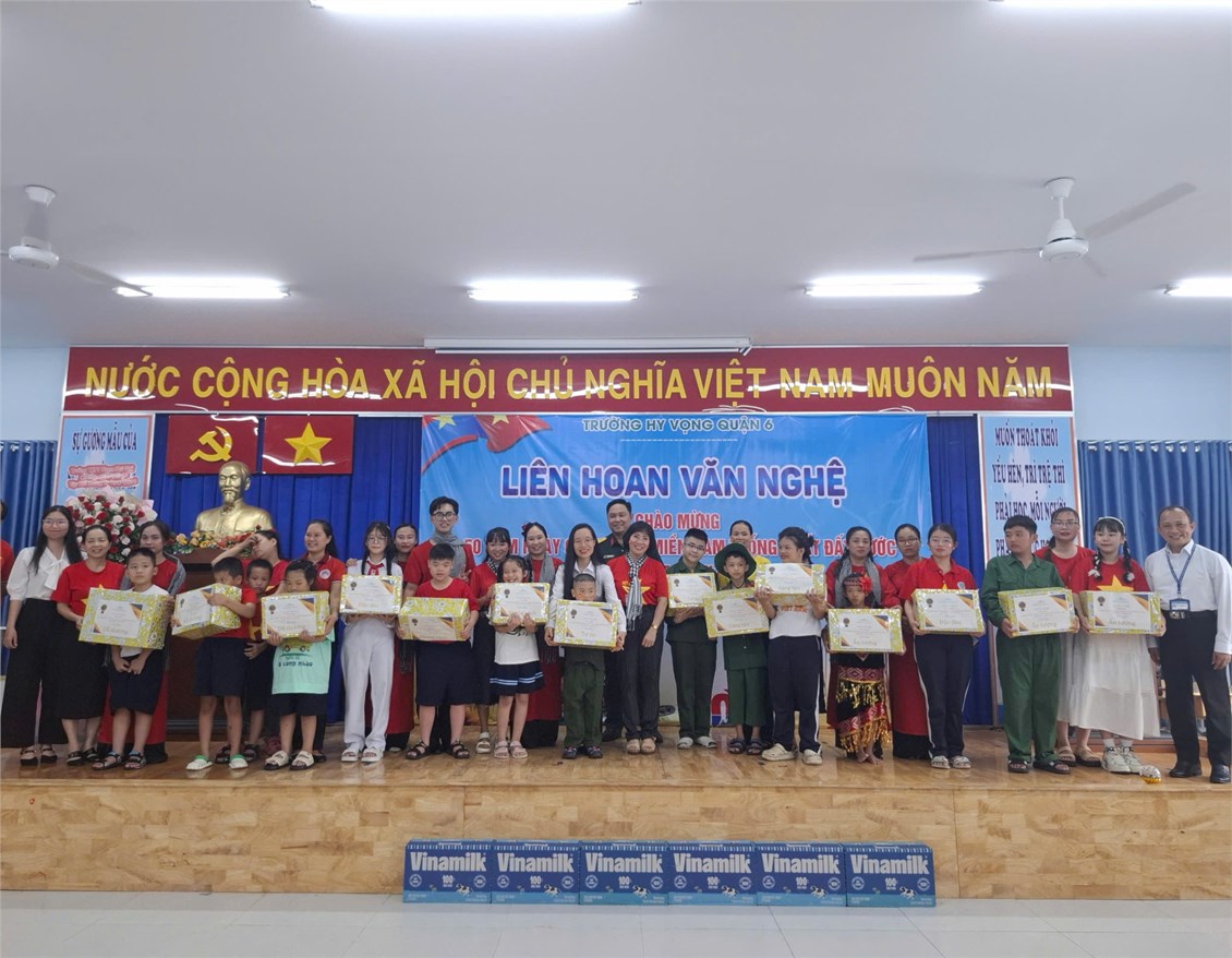 Liên hoan văn nghệ chào mừng 50 năm Ngày giải phóng miền Nam, thống nhất đất nước